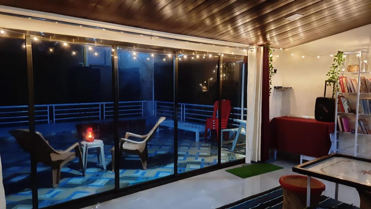 Costel Albergue Mālvan Exterior foto